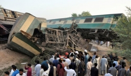 Hai tàu hỏa đâm nhau, hơn 150 người thương vong